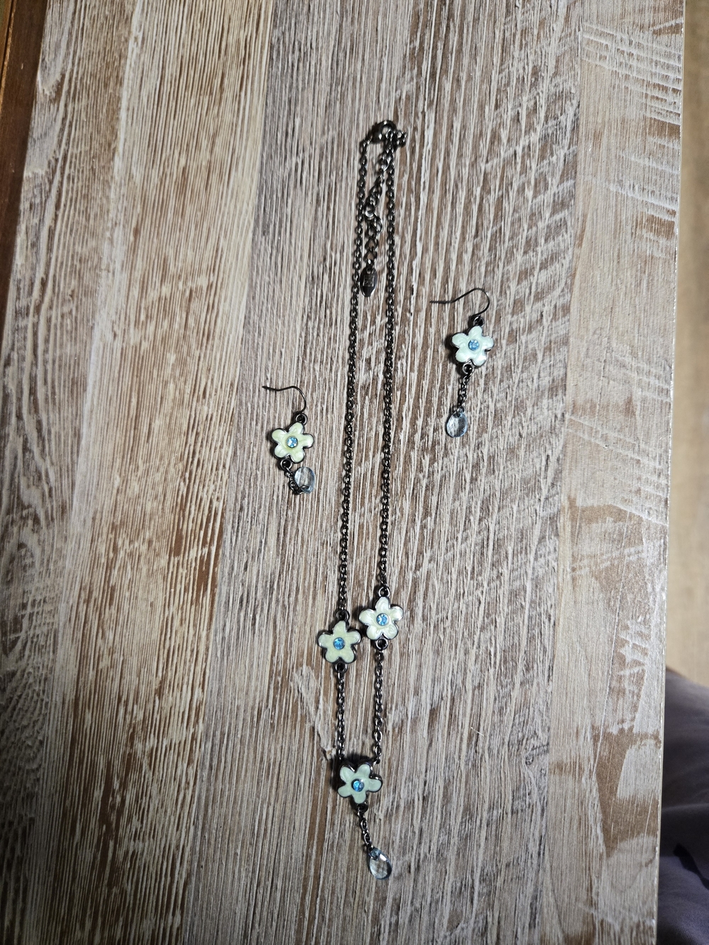 Delicate Cream Flower Pendant Necklace and Earring Set